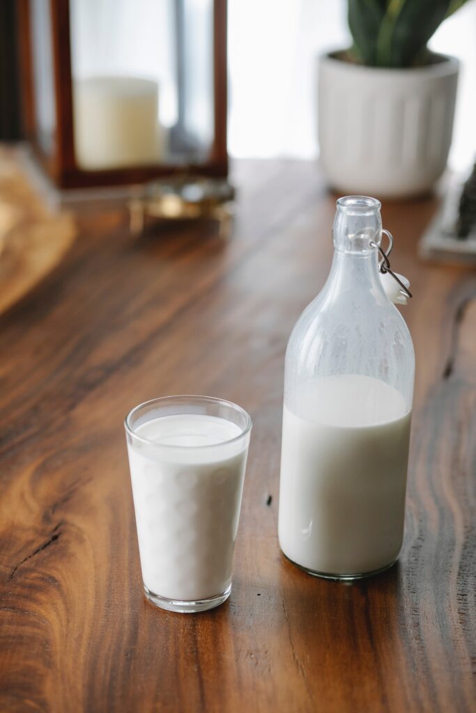 Is it healthy to preserve milk in a bowl of water?